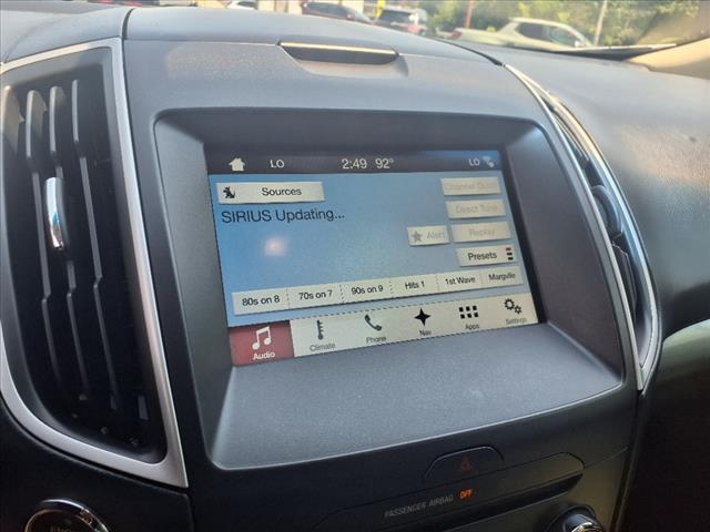 Photo of 2017 White Platinum Metallic Tri-Coat Ford Edge