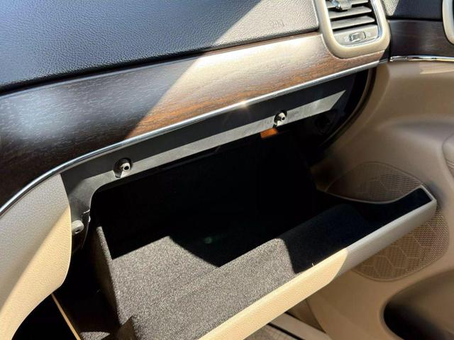 Photo of 2017 Diamond Black Crystal Pearlcoat Jeep Grand Cherokee
