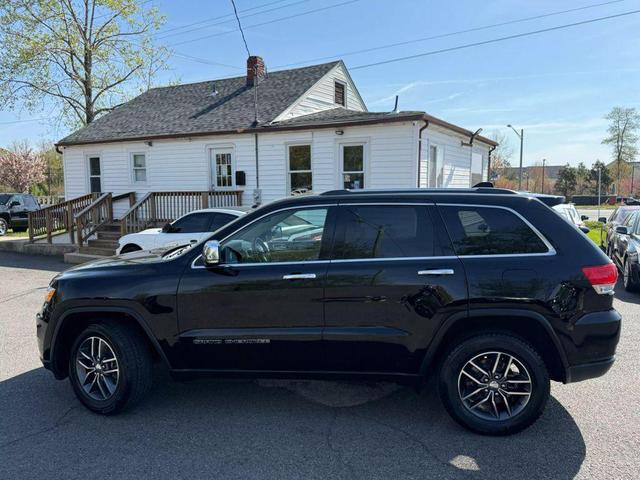Photo of 2017 Diamond Black Crystal Pearlcoat Jeep Grand Cherokee