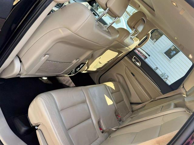 Photo of 2017 Diamond Black Crystal Pearlcoat Jeep Grand Cherokee