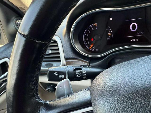 Photo of 2017 Diamond Black Crystal Pearlcoat Jeep Grand Cherokee