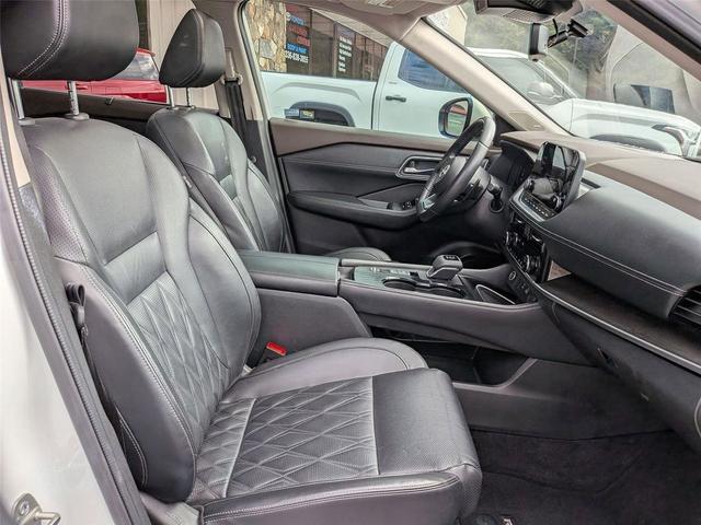 Photo of 2023 Pearl White Tricoat Nissan Rogue