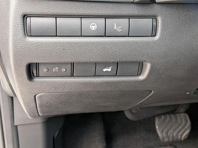 Photo of 2023 Pearl White Tricoat Nissan Rogue