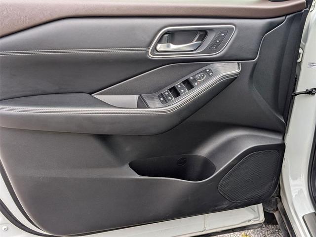 Photo of 2023 Pearl White Tricoat Nissan Rogue