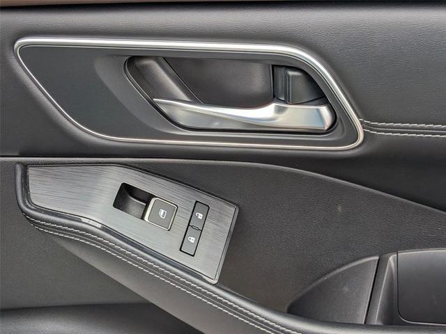 Photo of 2023 Pearl White Tricoat Nissan Rogue