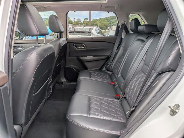 Photo of 2023 Pearl White Tricoat Nissan Rogue