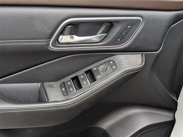 Photo of 2023 Pearl White Tricoat Nissan Rogue