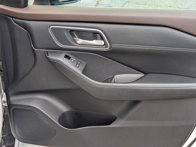 Photo of 2023 Pearl White Tricoat Nissan Rogue