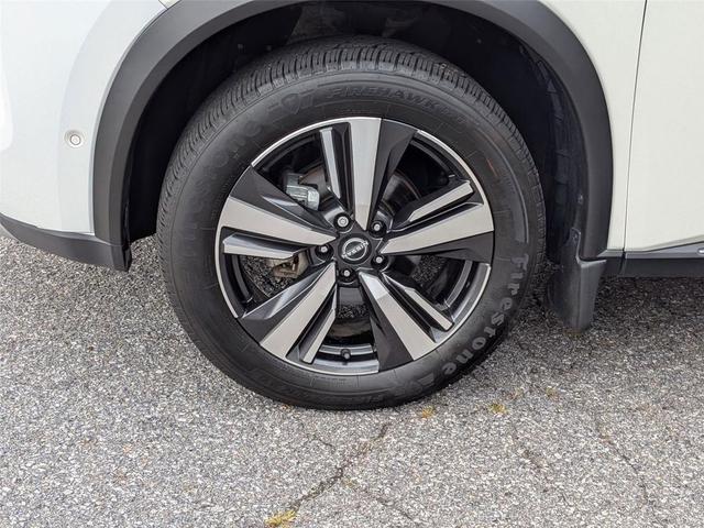 Photo of 2023 Pearl White Tricoat Nissan Rogue
