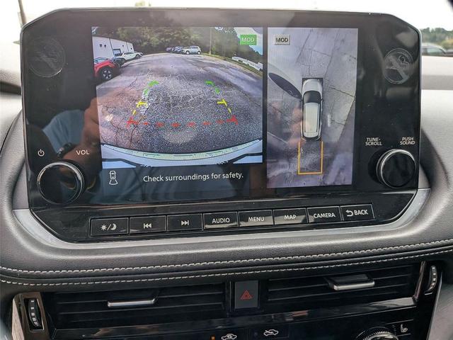 Photo of 2023 Pearl White Tricoat Nissan Rogue