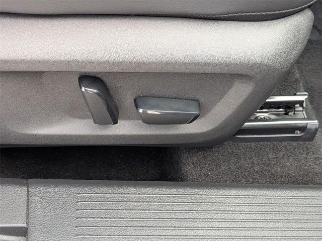 Photo of 2023 Pearl White Tricoat Nissan Rogue