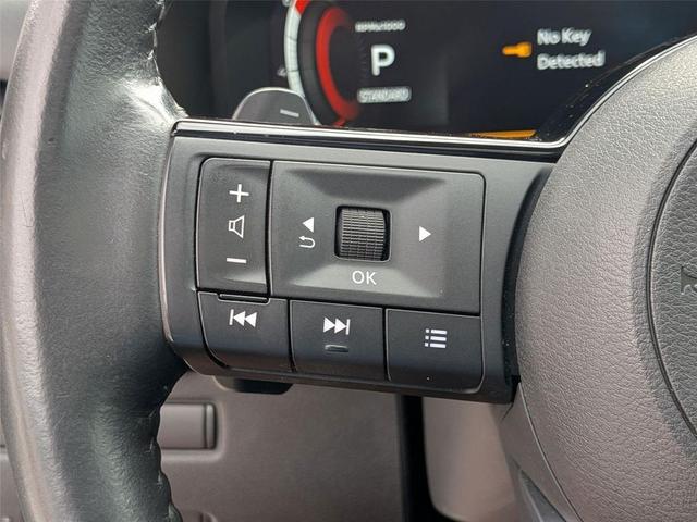 Photo of 2023 Pearl White Tricoat Nissan Rogue