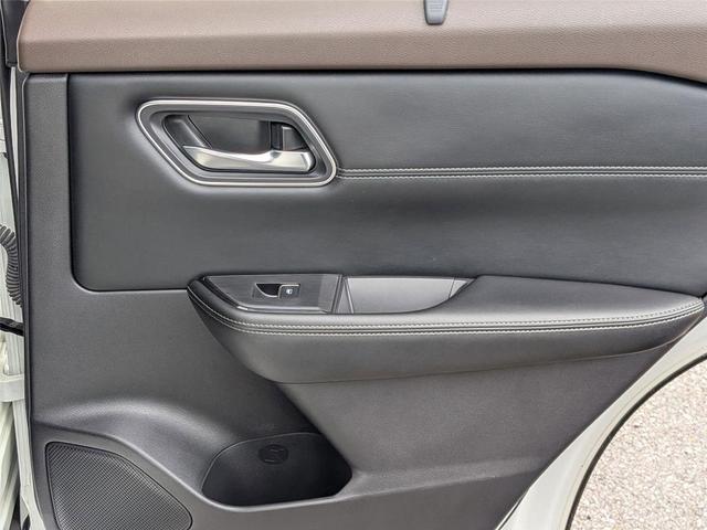 Photo of 2023 Pearl White Tricoat Nissan Rogue