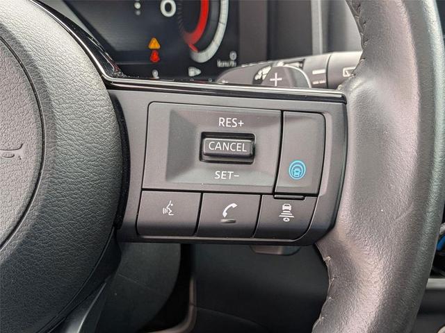 Photo of 2023 Pearl White Tricoat Nissan Rogue