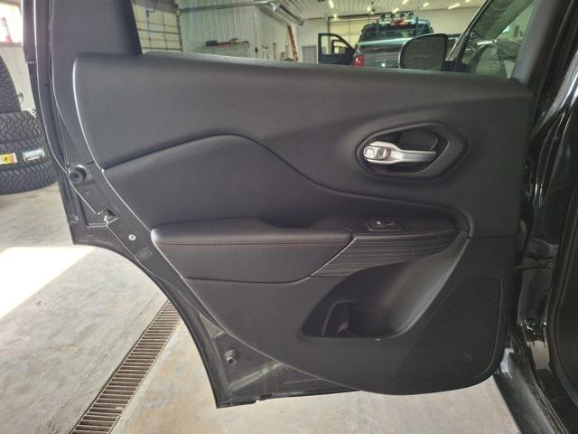 Photo of 2015 Brilliant Black Crystal Pearlcoat Jeep Cherokee
