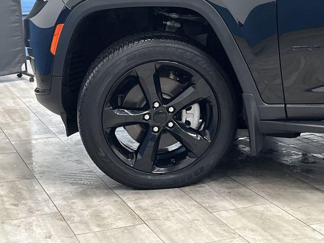 Photo of 2024 Diamond Black Crystal Pearlcoat Jeep Grand Cherokee L