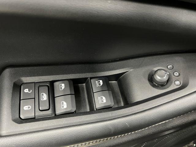Photo of 2024 Diamond Black Crystal Pearlcoat Jeep Grand Cherokee L