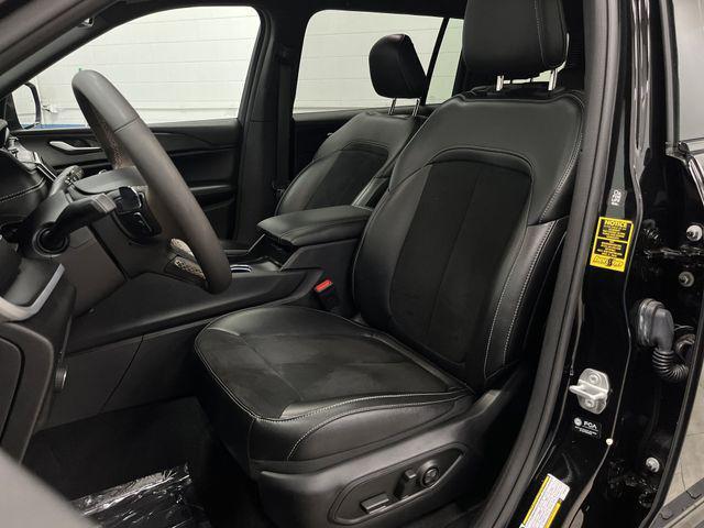 Photo of 2024 Diamond Black Crystal Pearlcoat Jeep Grand Cherokee L