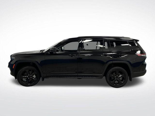 Photo of 2024 Diamond Black Crystal Pearlcoat Jeep Grand Cherokee L