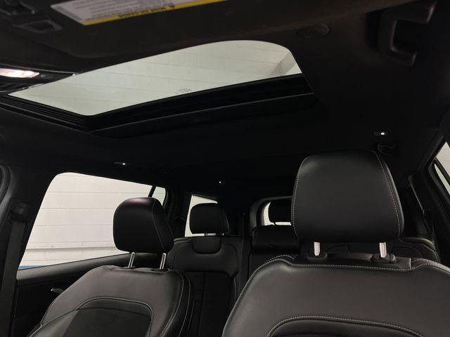 Photo of 2024 Diamond Black Crystal Pearlcoat Jeep Grand Cherokee L