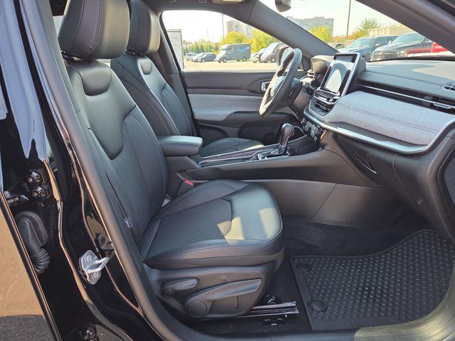 Photo of 2025 Diamond Black Crystal Pearlcoat Jeep Compass