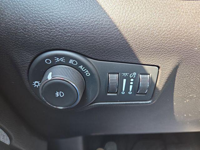 Photo of 2025 Diamond Black Crystal Pearlcoat Jeep Compass