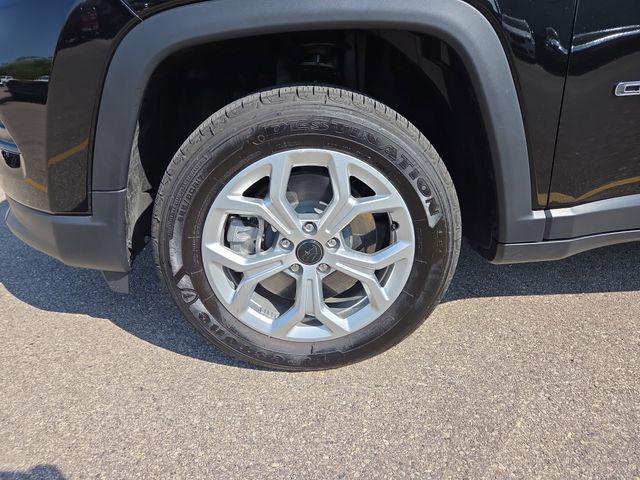 Photo of 2025 Diamond Black Crystal Pearlcoat Jeep Compass