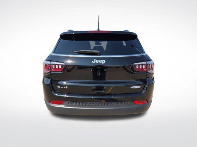 Photo of 2025 Diamond Black Crystal Pearlcoat Jeep Compass