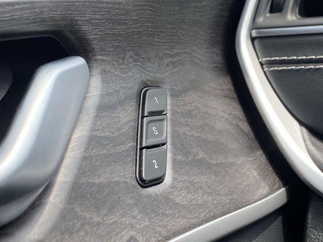Photo of 2022 Diamond Black Crystal Pearlcoat Jeep Grand Cherokee