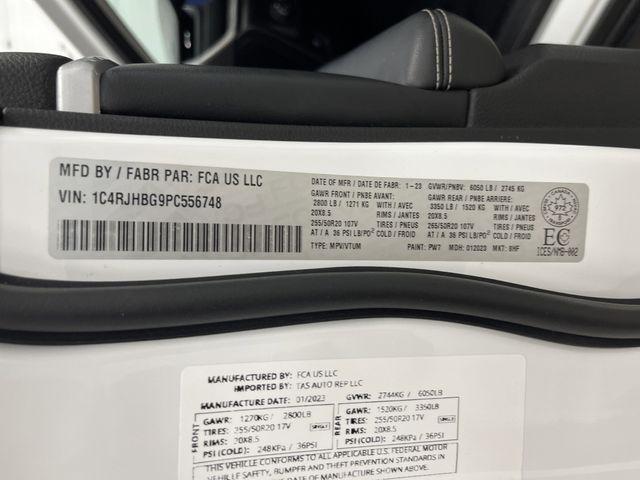 Photo of 2023 Bright White Clearcoat Jeep Grand Cherokee