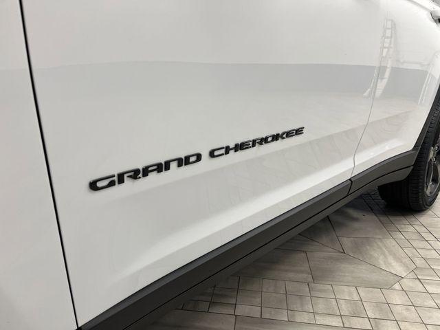Photo of 2023 Bright White Clearcoat Jeep Grand Cherokee