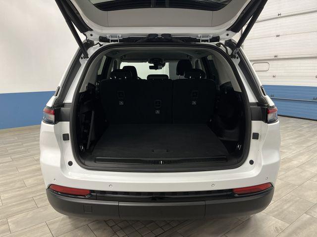 Photo of 2023 Bright White Clearcoat Jeep Grand Cherokee