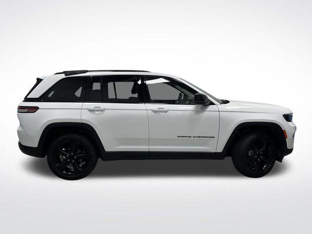 Photo of 2023 Bright White Clearcoat Jeep Grand Cherokee