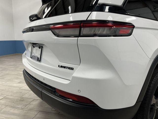 Photo of 2023 Bright White Clearcoat Jeep Grand Cherokee