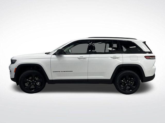 Photo of 2023 Bright White Clearcoat Jeep Grand Cherokee