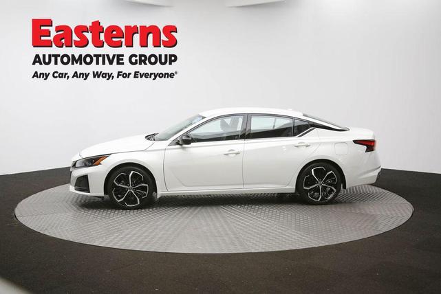Photo of 2023 Pearl White Tricoat Nissan Altima