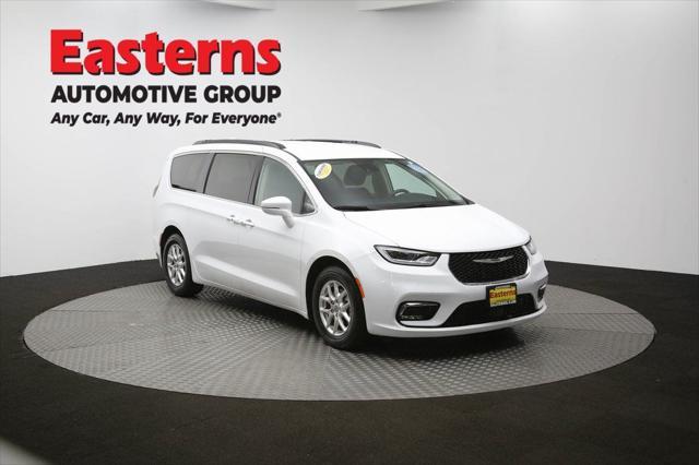 Photo of 2022 Bright White Clearcoat Chrysler Pacifica