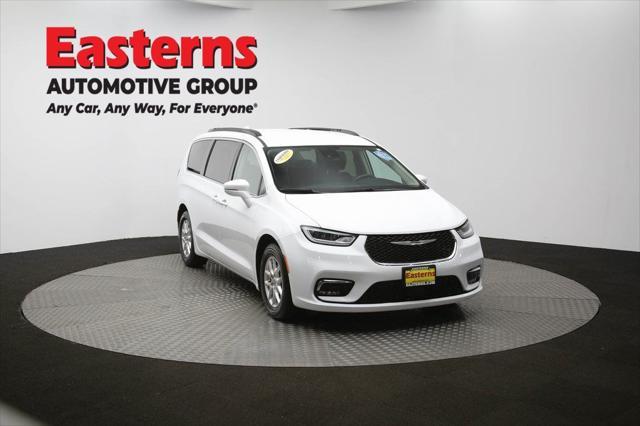 Photo of 2022 Bright White Clearcoat Chrysler Pacifica