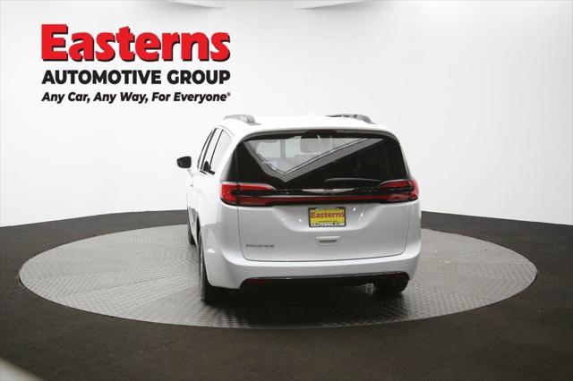 Photo of 2022 Bright White Clearcoat Chrysler Pacifica