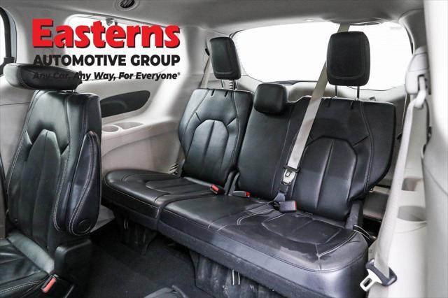 Photo of 2022 Bright White Clearcoat Chrysler Pacifica