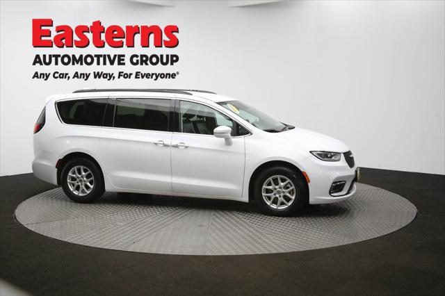 Photo of 2022 Bright White Clearcoat Chrysler Pacifica