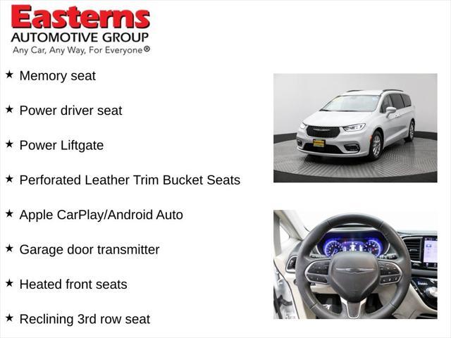 Photo of 2022 Bright White Clearcoat Chrysler Pacifica