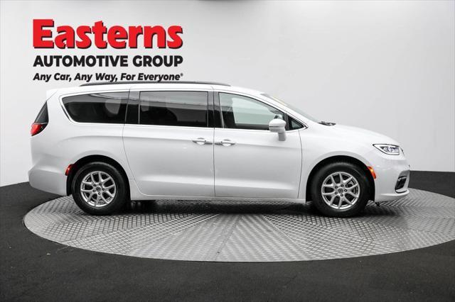 Photo of 2022 Bright White Clearcoat Chrysler Pacifica