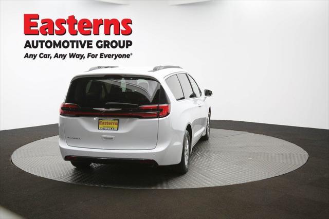 Photo of 2022 Bright White Clearcoat Chrysler Pacifica