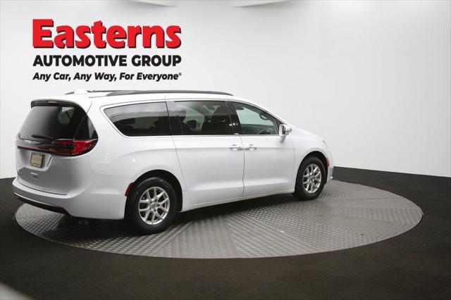 Photo of 2022 Bright White Clearcoat Chrysler Pacifica