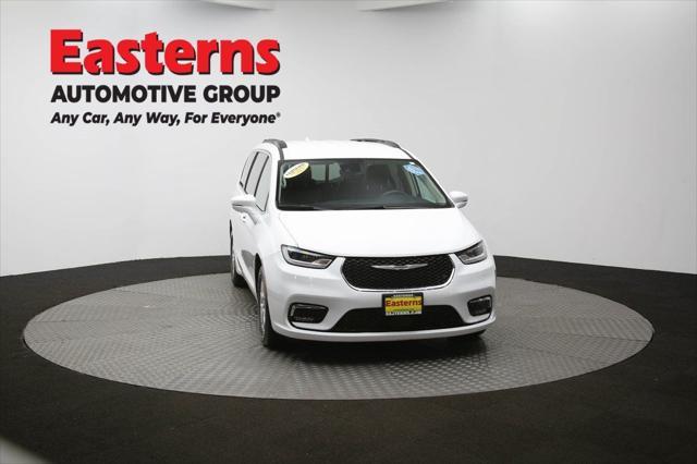 Photo of 2022 Bright White Clearcoat Chrysler Pacifica