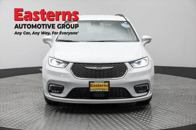 Photo of 2022 Bright White Clearcoat Chrysler Pacifica