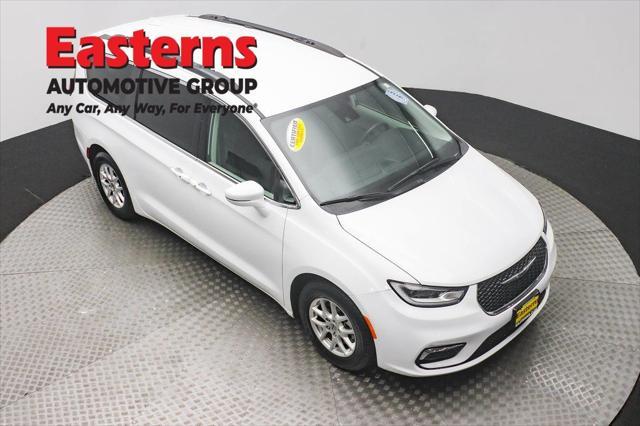 Photo of 2022 Bright White Clearcoat Chrysler Pacifica
