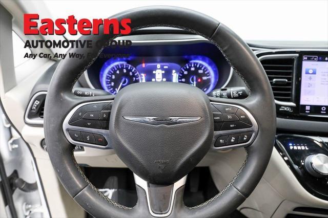 Photo of 2022 Bright White Clearcoat Chrysler Pacifica