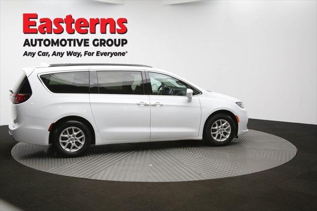 Photo of 2022 Bright White Clearcoat Chrysler Pacifica